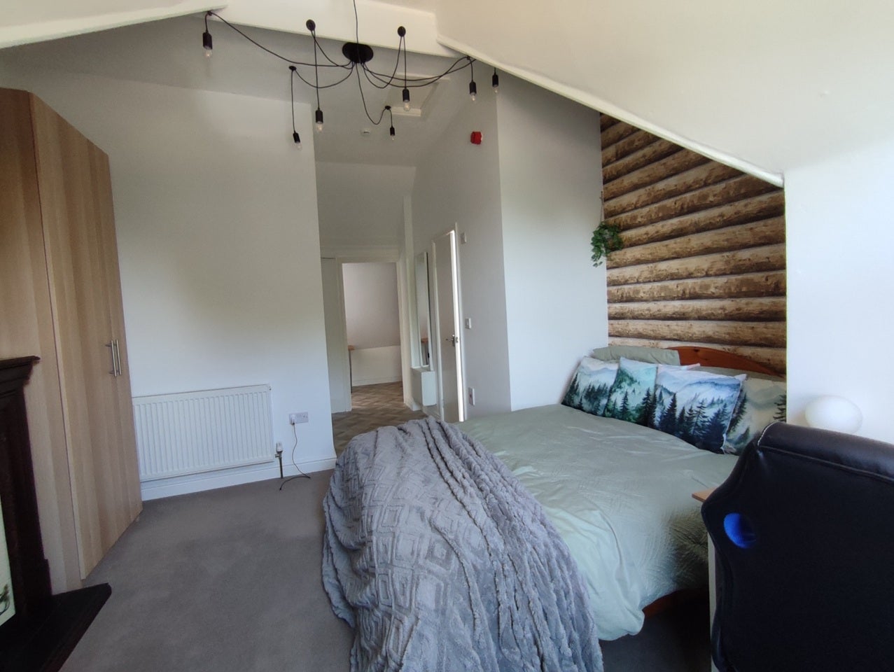 Room Carr View Avenue in Doncaster