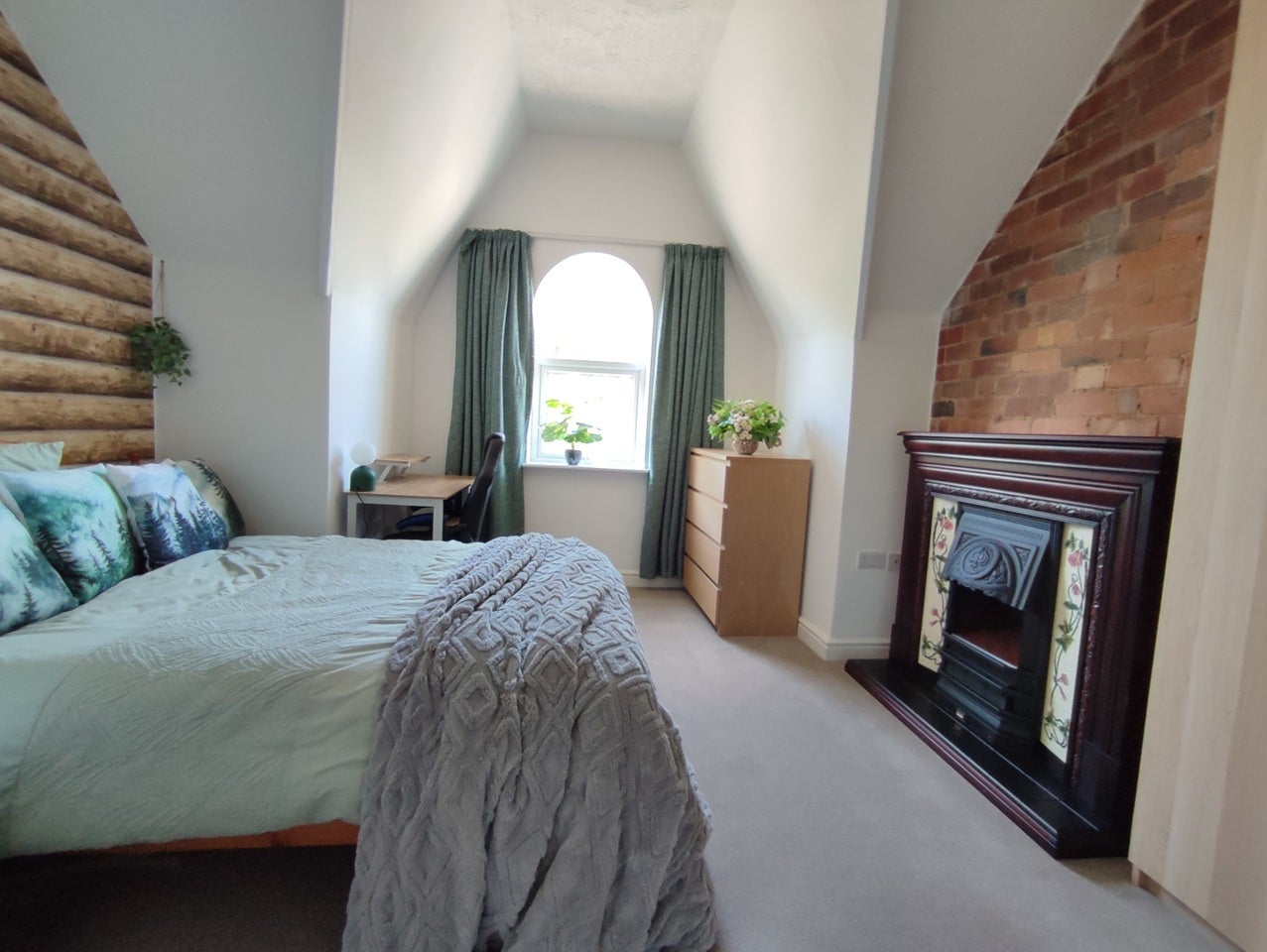Room Carr View Avenue in Doncaster
