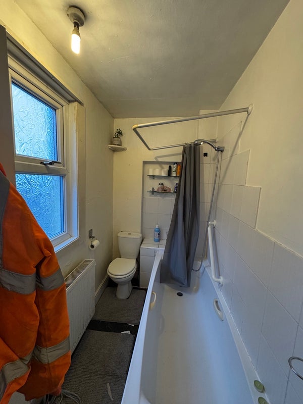 Flat Fishponds Road in Bristol