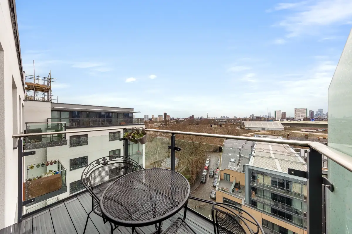 Flat Wharf Street in Greater London