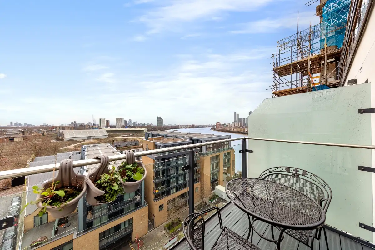 Flat Wharf Street in Greater London