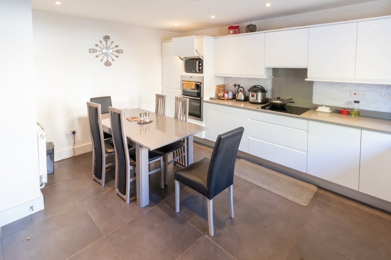 Room Kendra Hall Road in Greater London