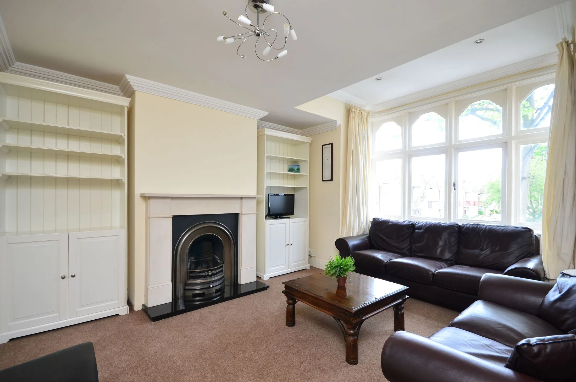 Flat Chiswick High Road in Greater London