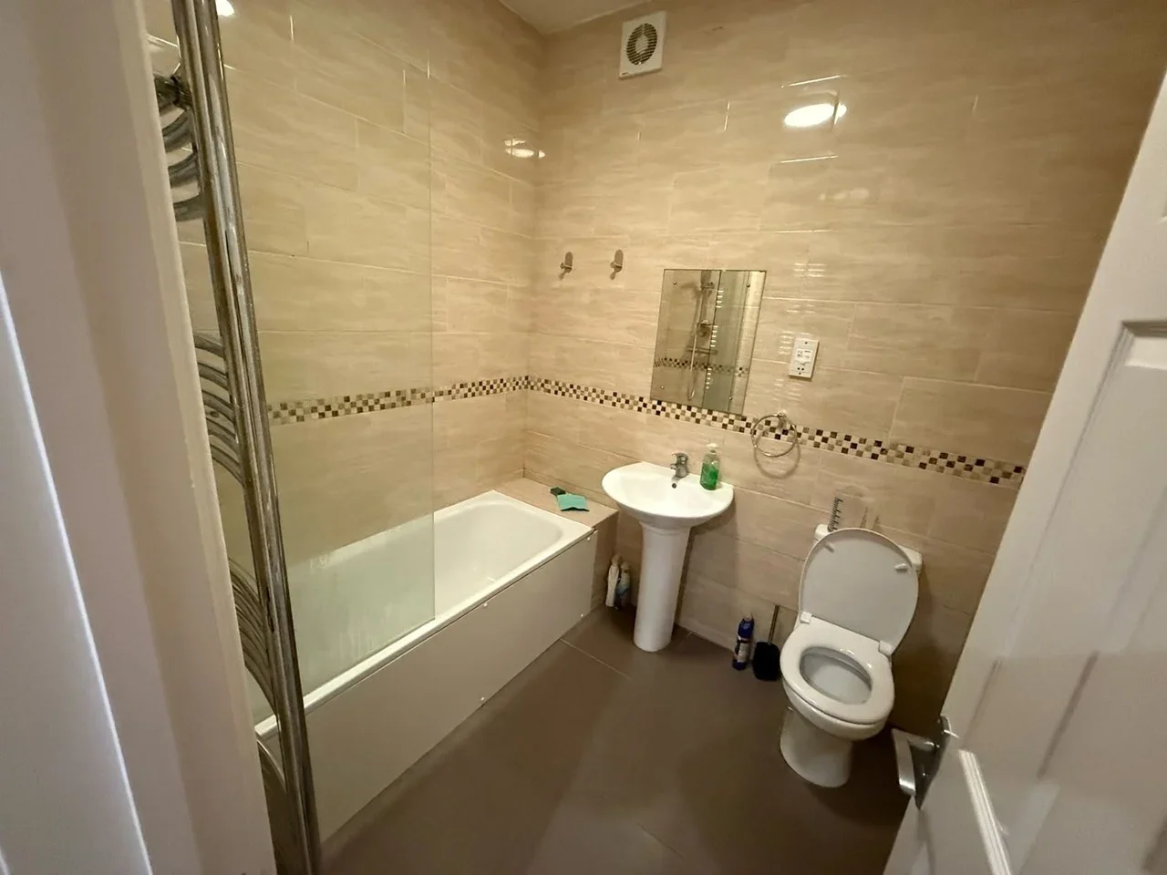 Room Lakehall Road in Greater London