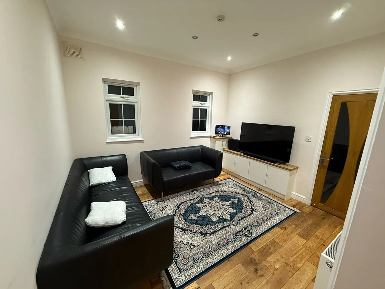Room Lakehall Road in Greater London