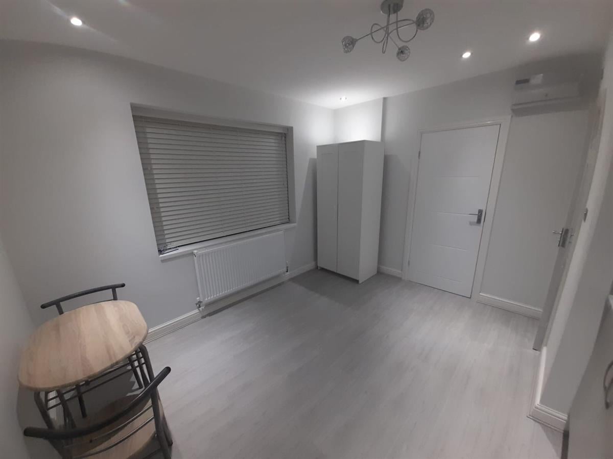Room Yateley Avenue in Birmingham