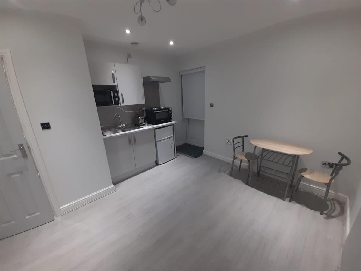 Room Yateley Avenue in Birmingham