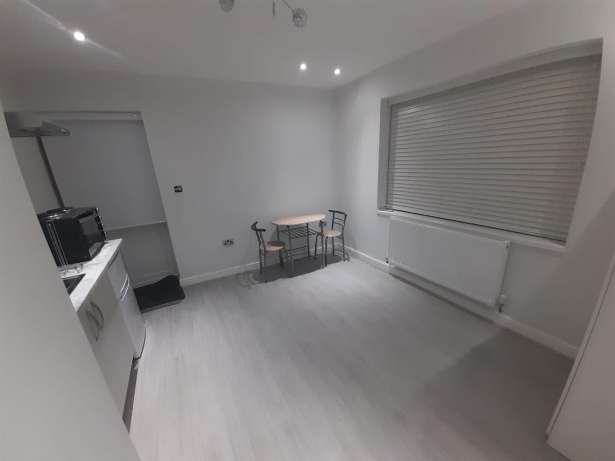 Room Yateley Avenue in Birmingham