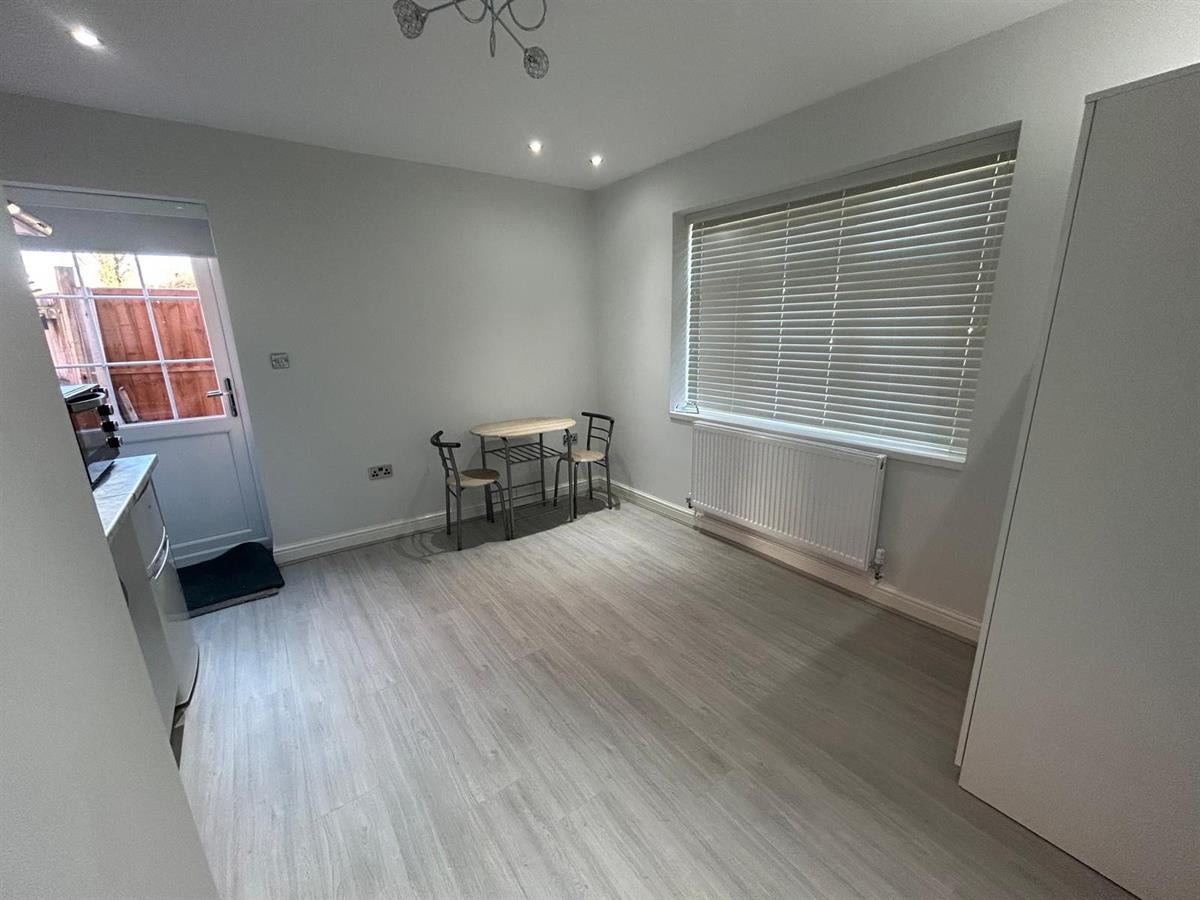 Room Yateley Avenue in Birmingham
