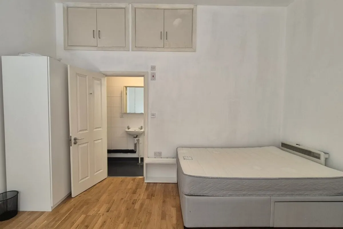 Flat Castletown Road in Greater London