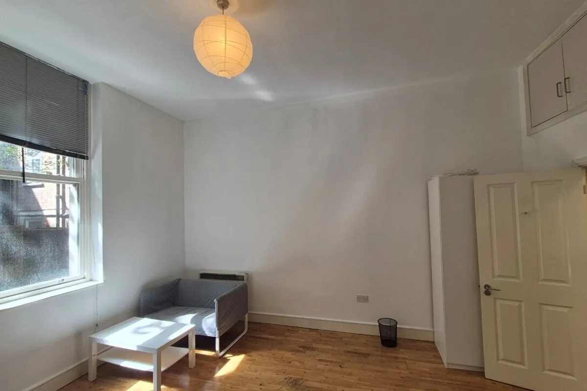 Flat Castletown Road in Greater London