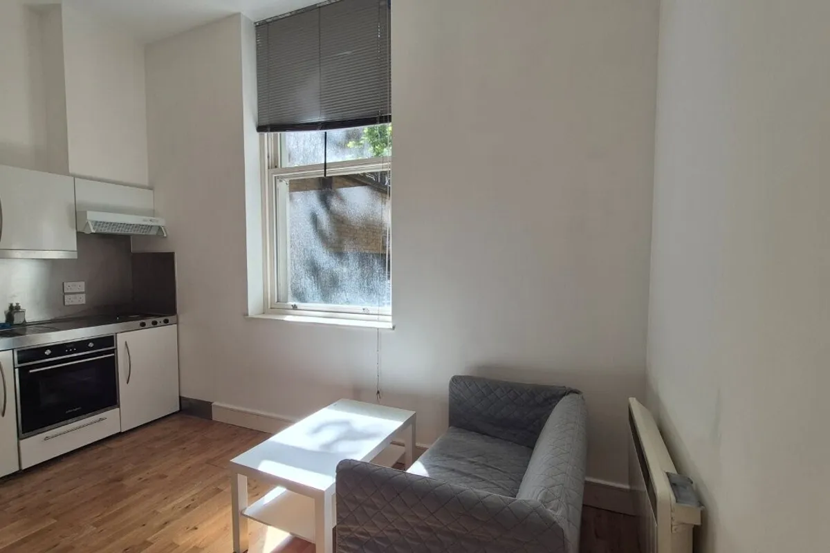 Flat Castletown Road in Greater London