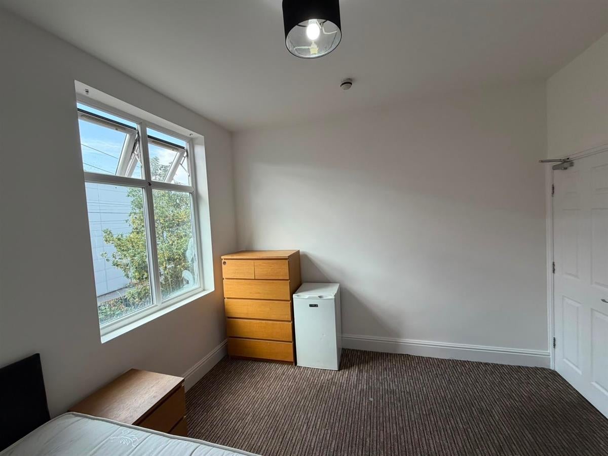 Room Carlton Road in Salford