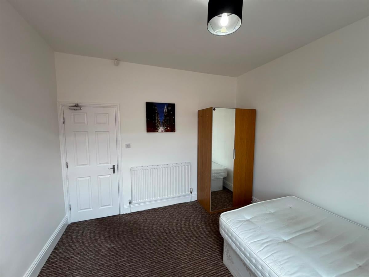 Room Carlton Road in Salford