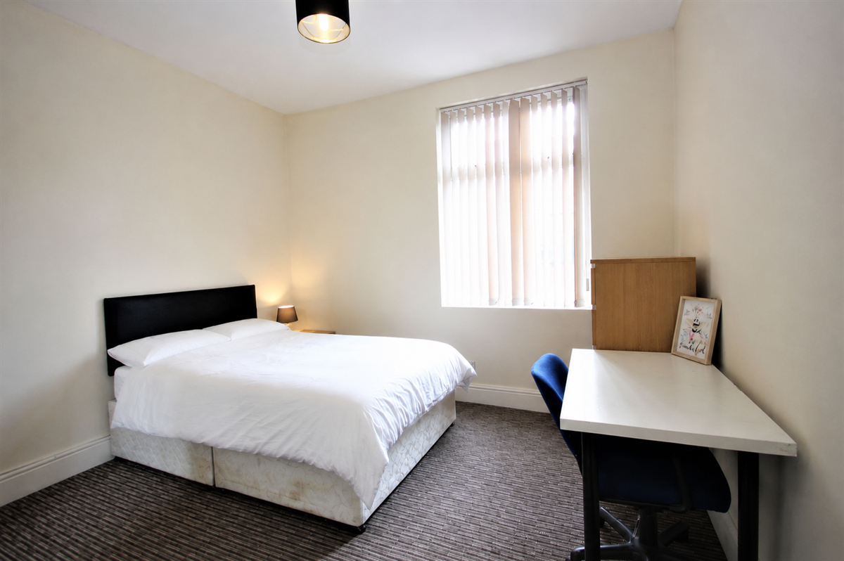 Room Carlton Road in Salford