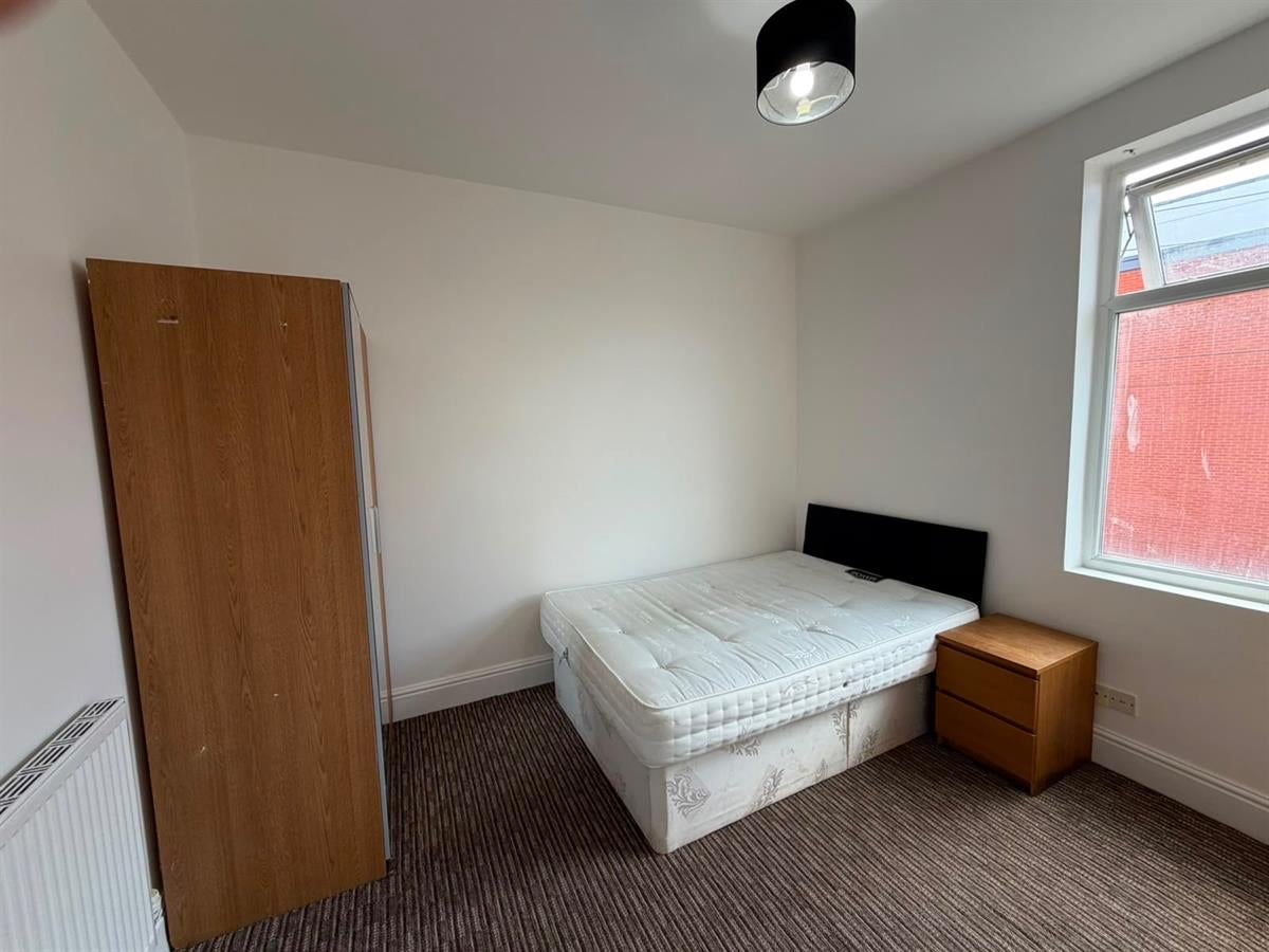 Room Carlton Road in Salford