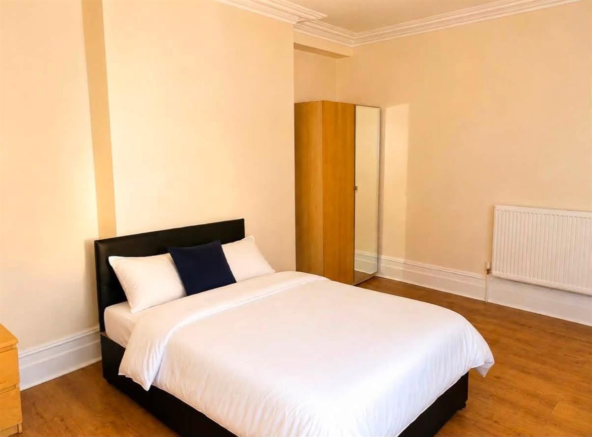 Room Carlton Road in Salford
