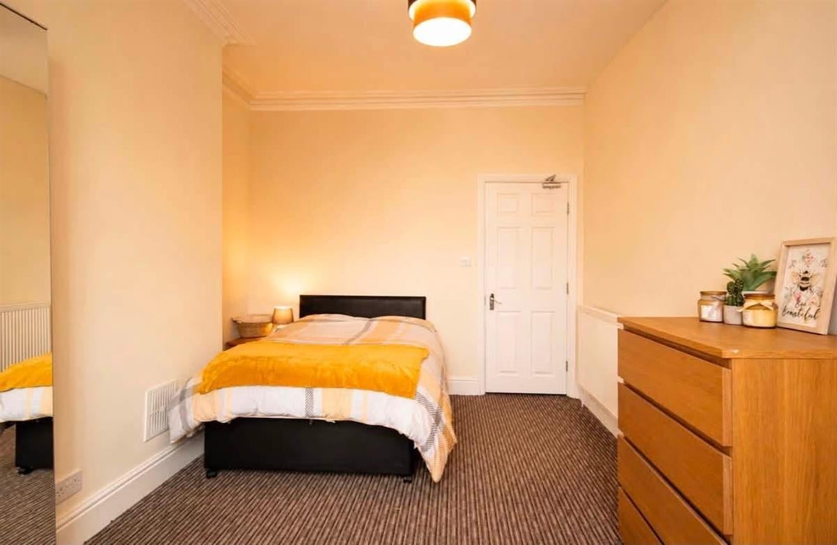 Room Carlton Road in Salford