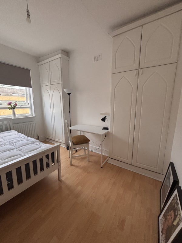 Flat Crossley Street in Greater London