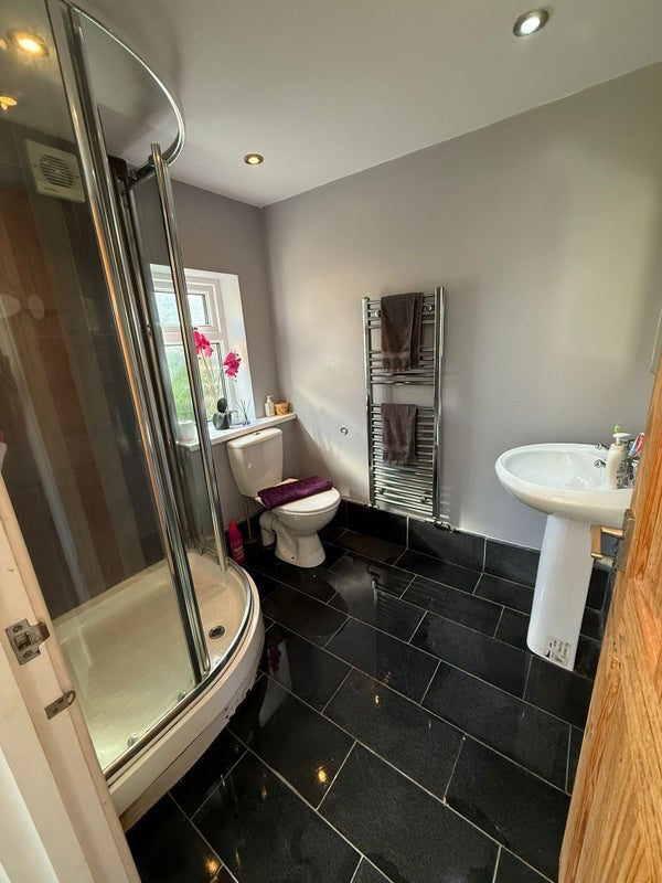 Room Sapphire Street in Cardiff