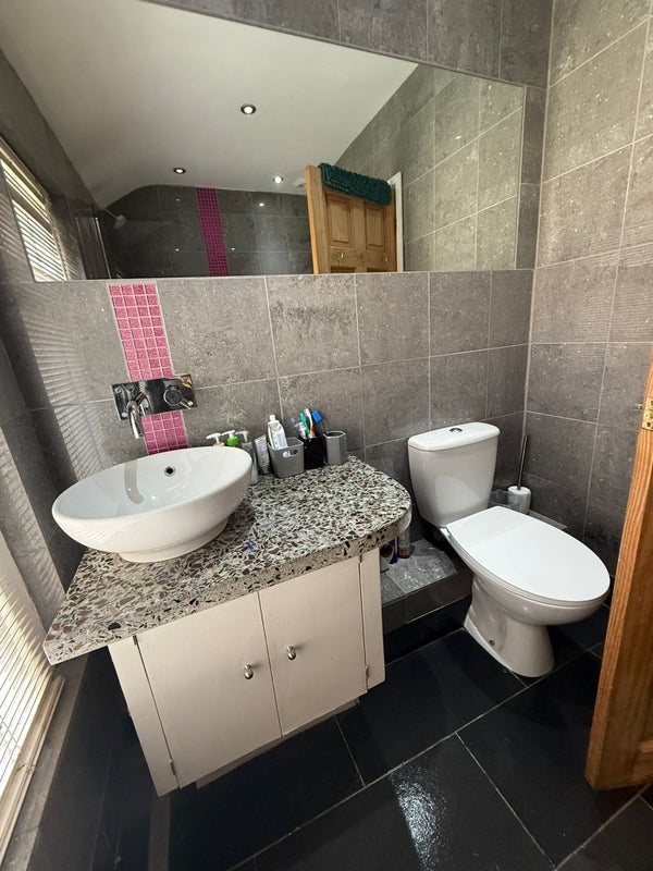 Room Sapphire Street in Cardiff