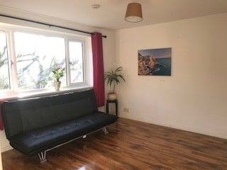 Flat Crescent Rise in Luton