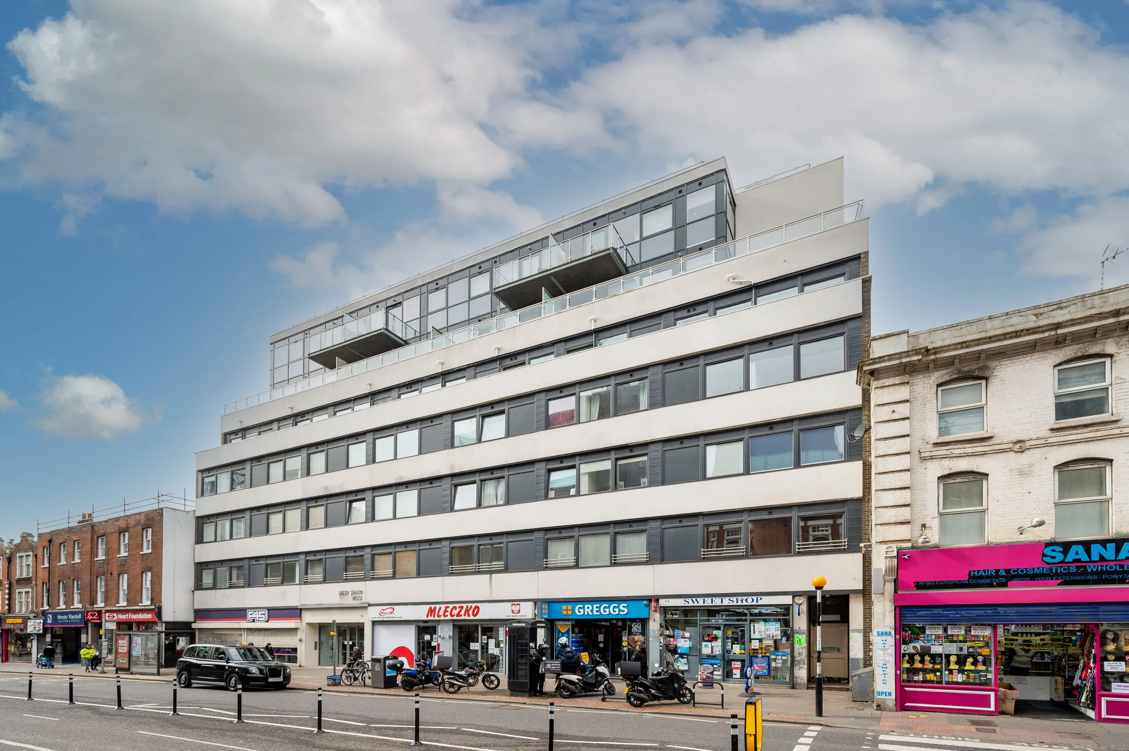 Flat High Street in Greater London