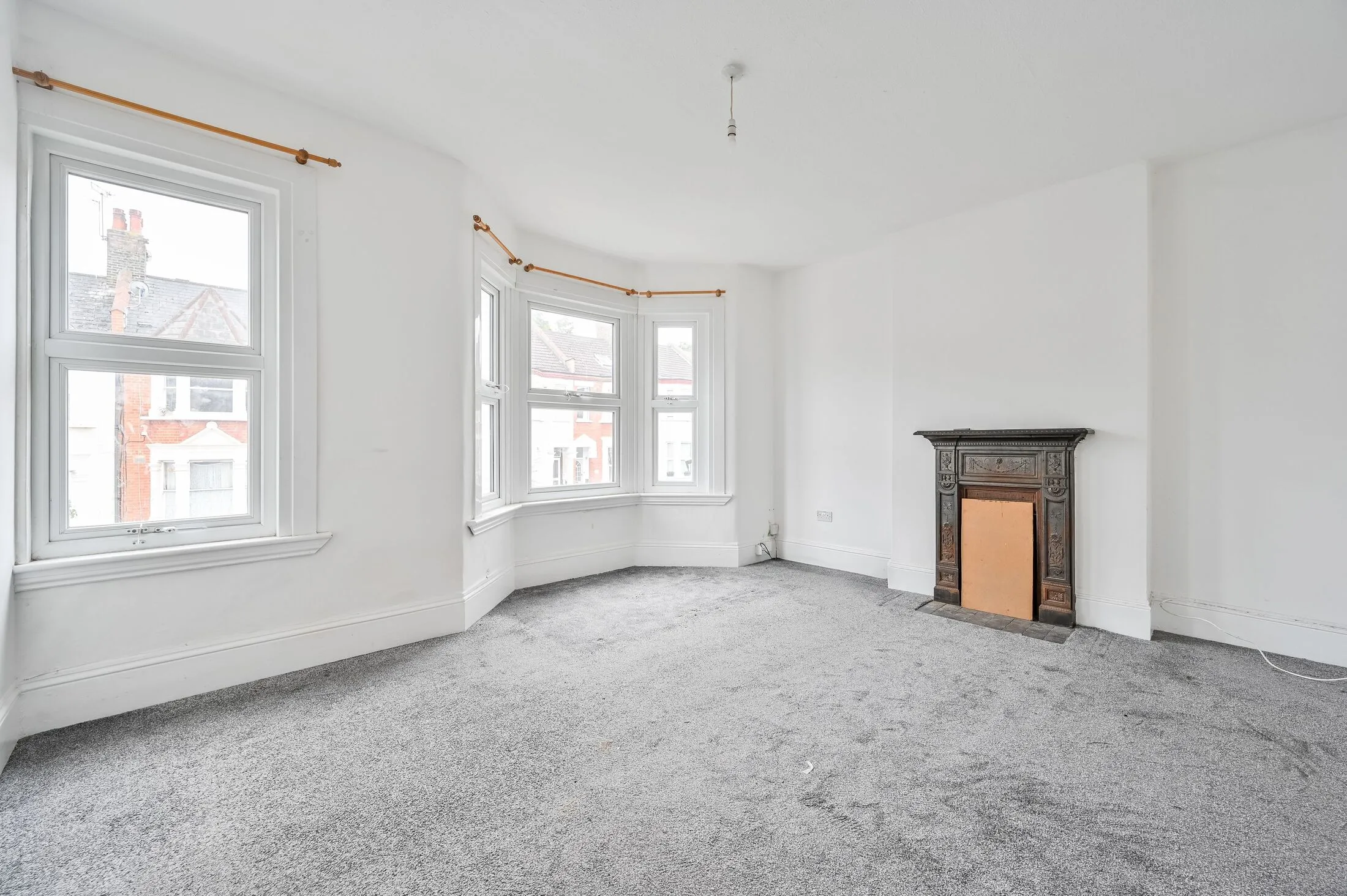 Flat Cheriton Drive in Greater London