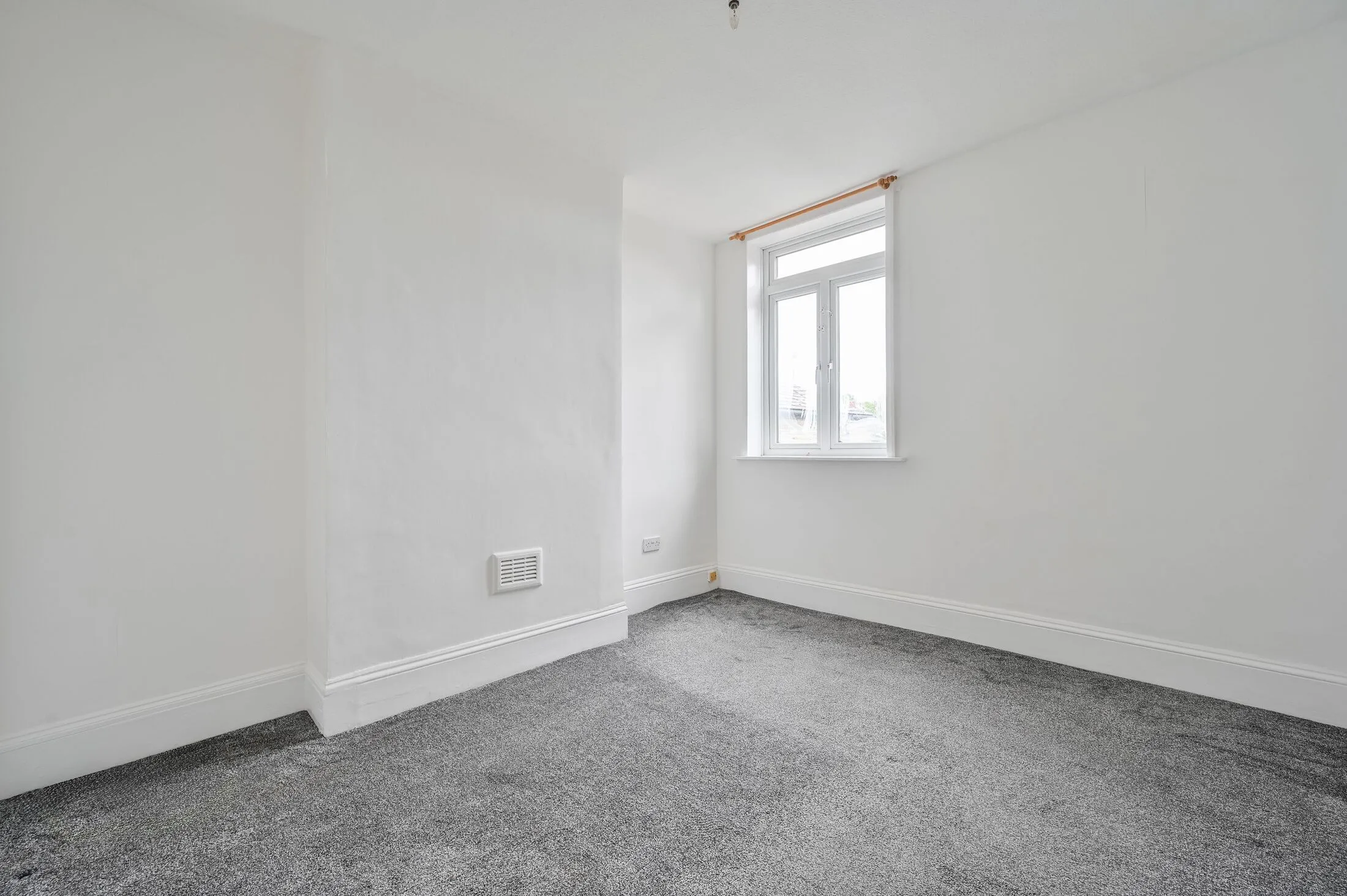 Flat Cheriton Drive in Greater London