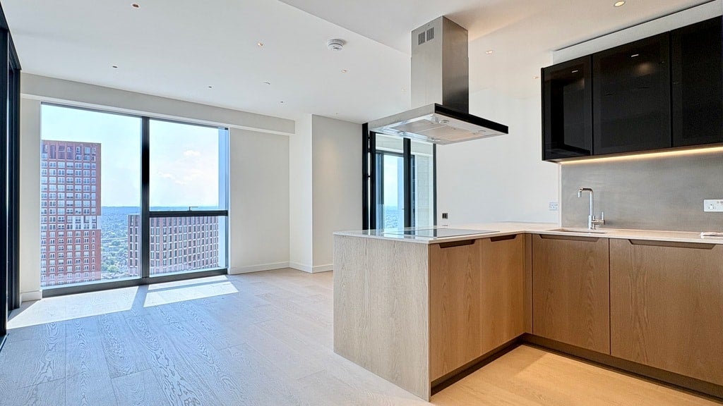 Flat Nine Elms Lane in Greater London