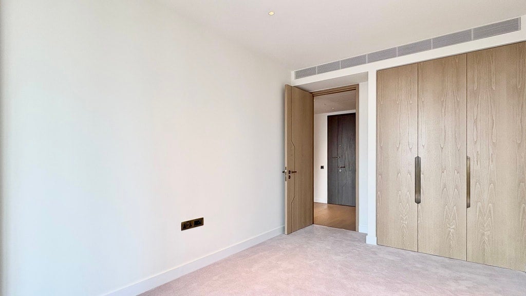 Flat Nine Elms Lane in Greater London