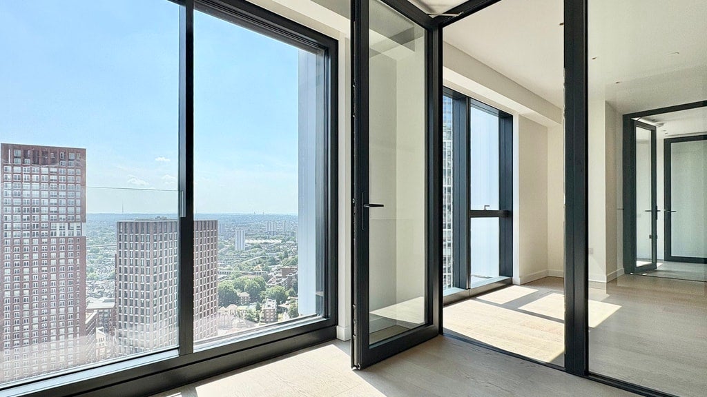 Flat Nine Elms Lane in Greater London