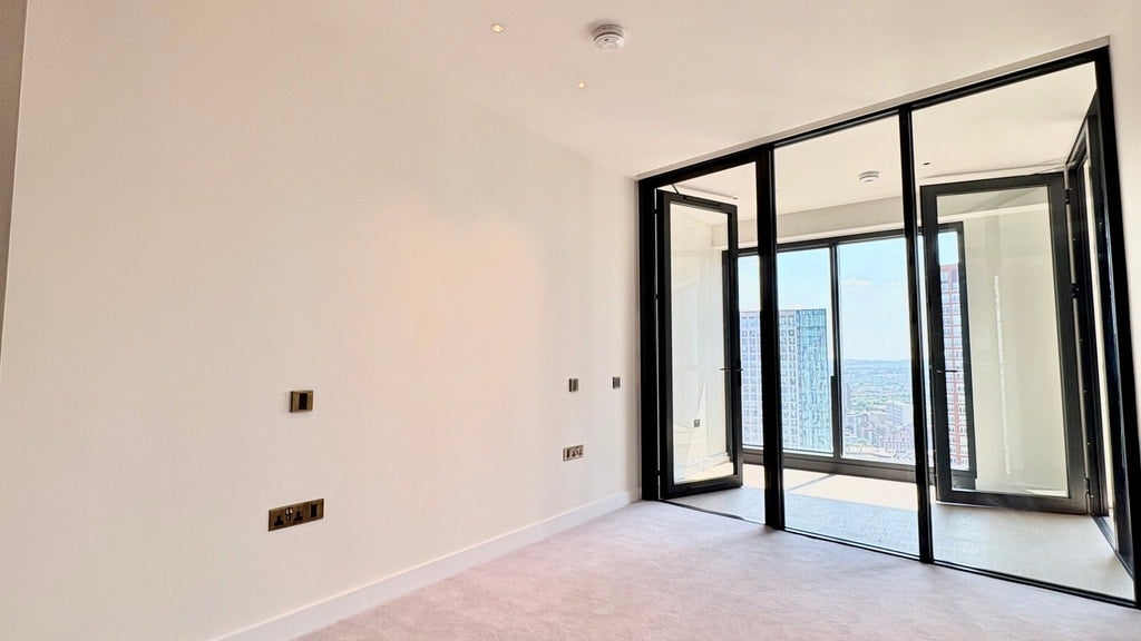 Flat Nine Elms Lane in Greater London