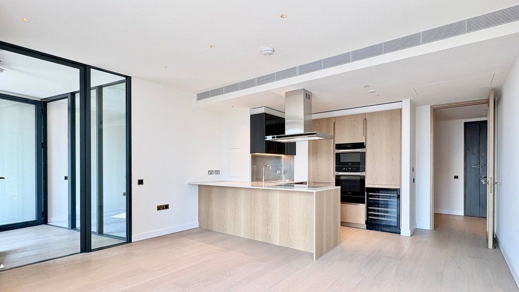 Flat Nine Elms Lane in Greater London