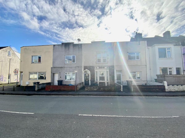 Flat Whitehall Road in Bristol