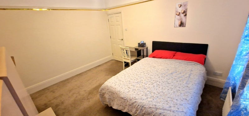 Room Calcott Road in Bristol