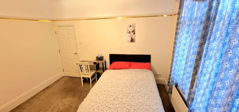 Room Calcott Road in Bristol