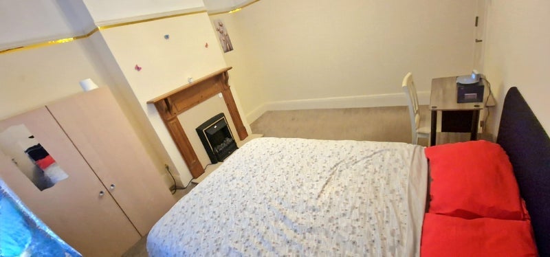 Room Calcott Road in Bristol