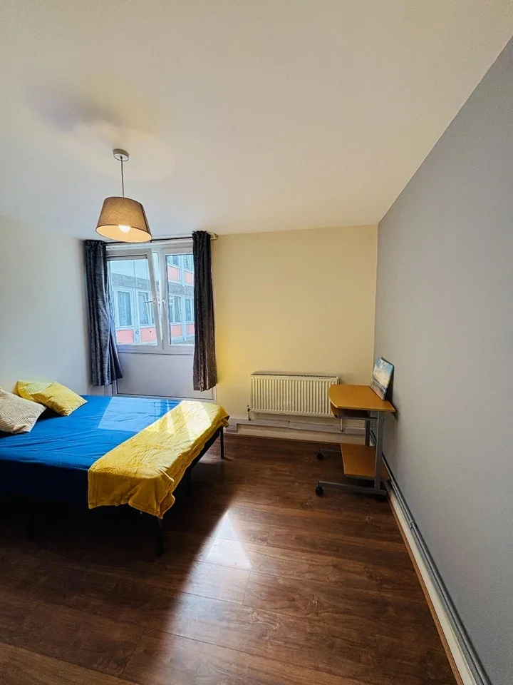 Room Thomas Baines Road in Greater London