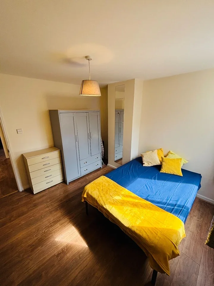 Room Thomas Baines Road in Greater London