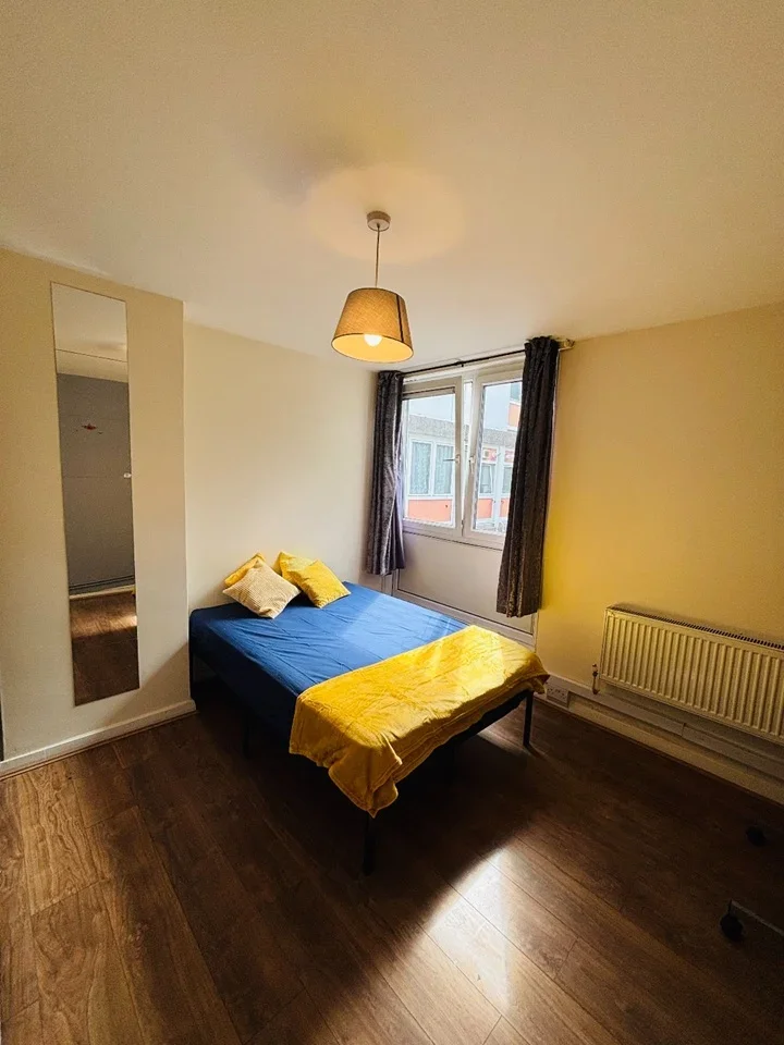 Room Thomas Baines Road in Greater London