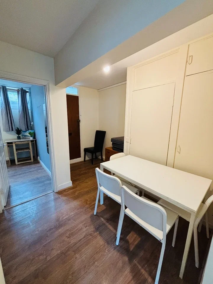 Room Thomas Baines Road in Greater London