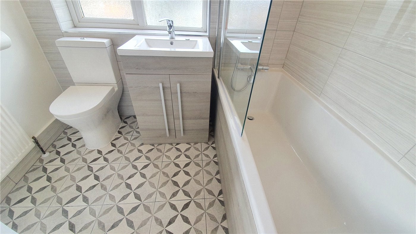Flat Elmgrove Crescent in London