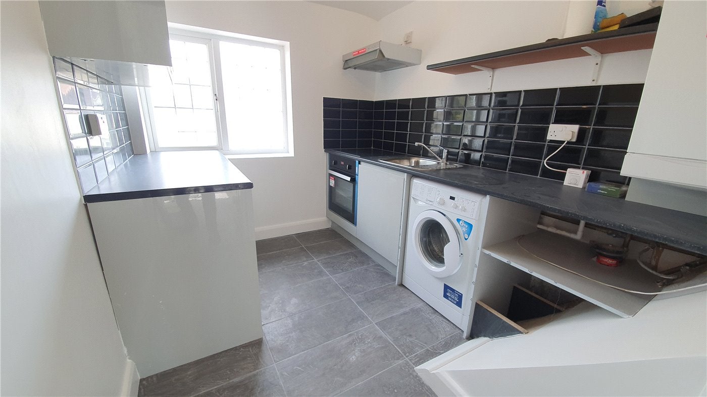 Flat Elmgrove Crescent in London