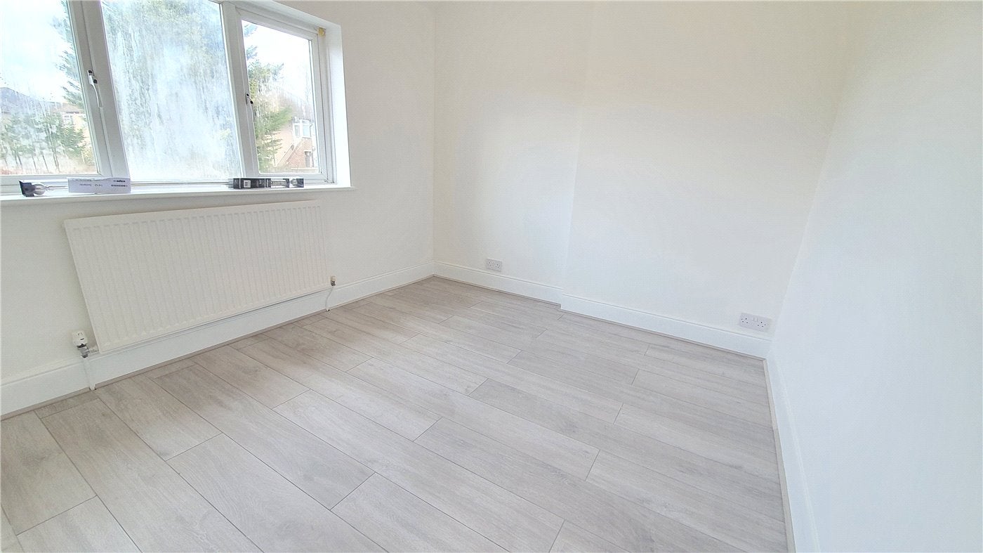 Flat Elmgrove Crescent in London