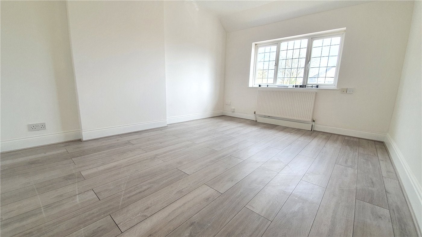 Flat Elmgrove Crescent in London