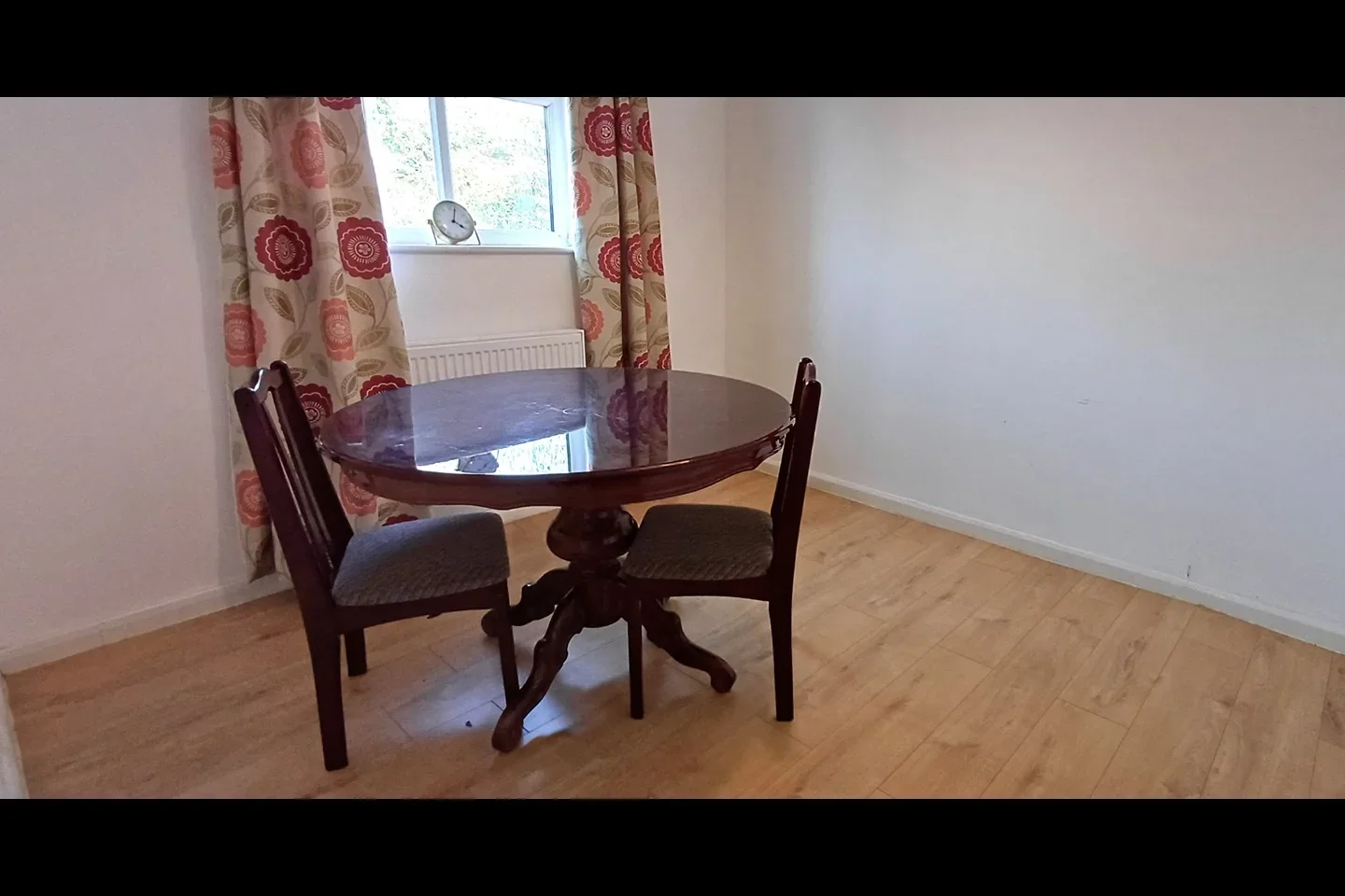 Flat Hunters Grove in Greater London