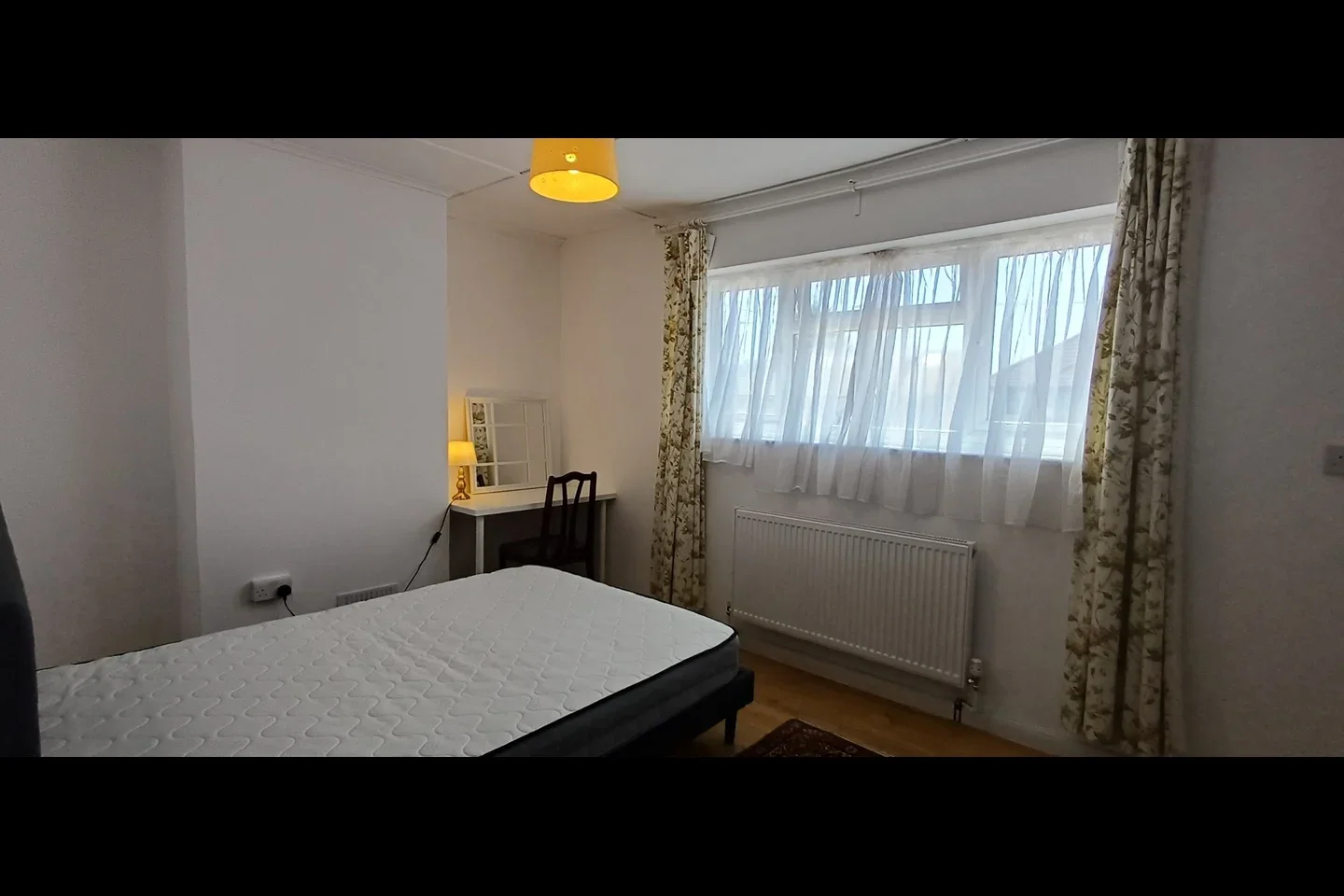 Flat Hunters Grove in Greater London