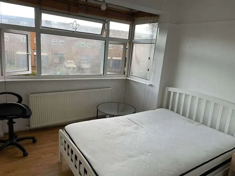 Room Spencer Road in Greater London