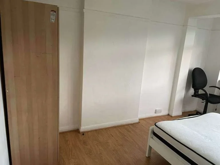 Room Spencer Road in Greater London